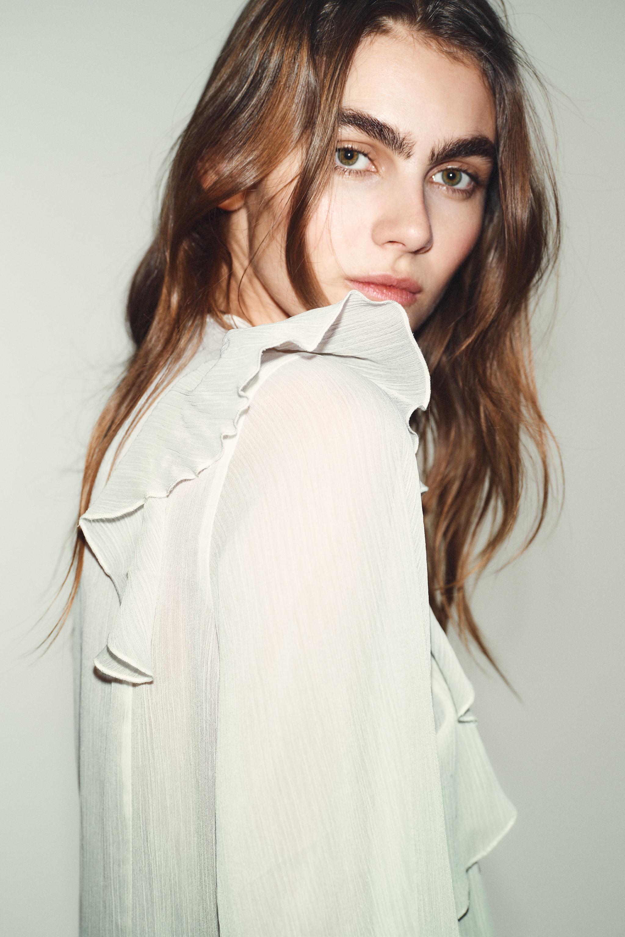 BLOUSE À PLIS ET VOLANTS